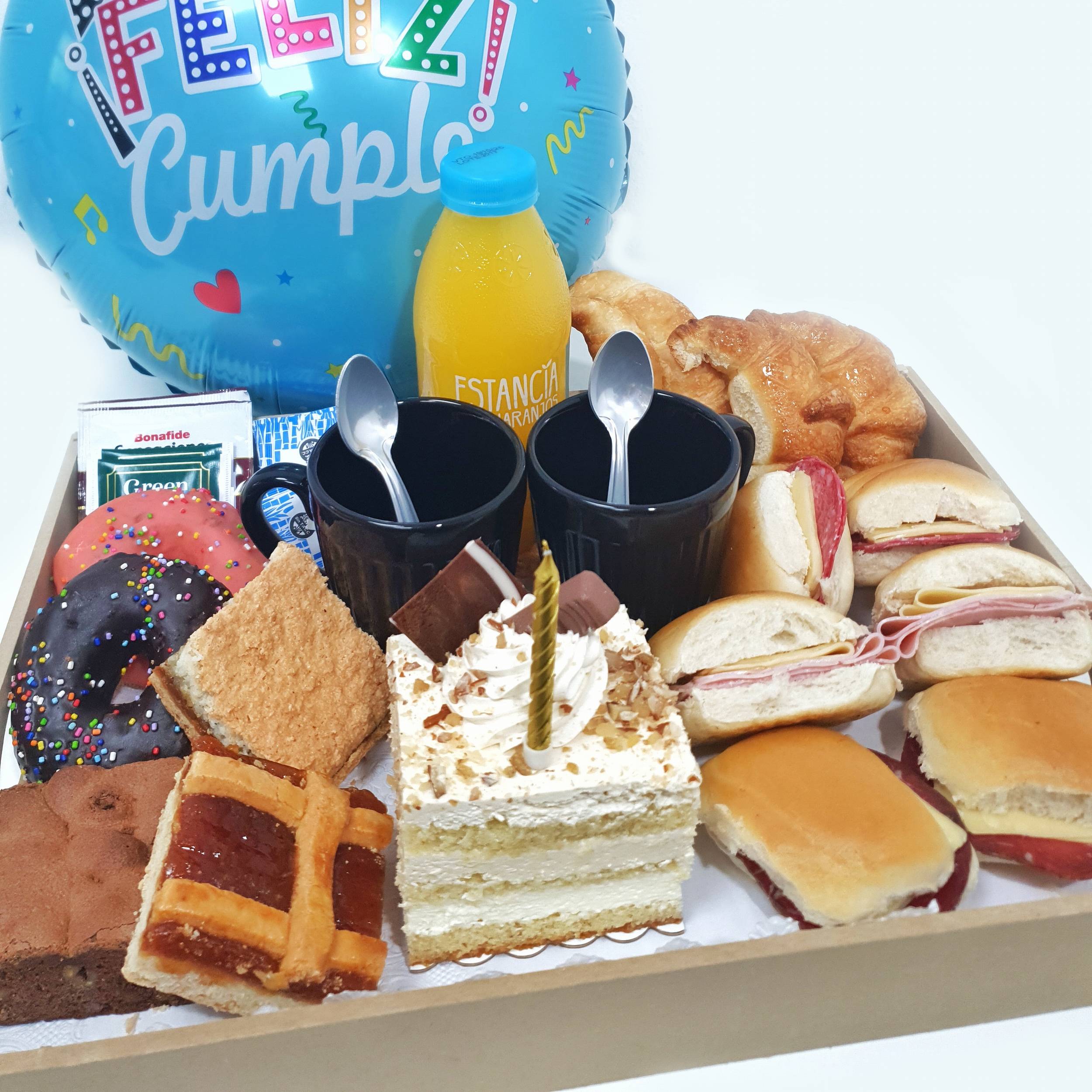 desayuno de cumpleaños con torta y velita